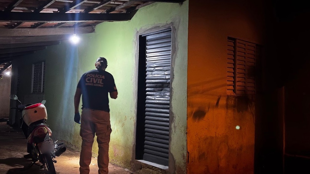 Jovem é brutalmente assassinado com mais de 10 tiros e golpes de lança dentro de casa, em Presidente Olegário