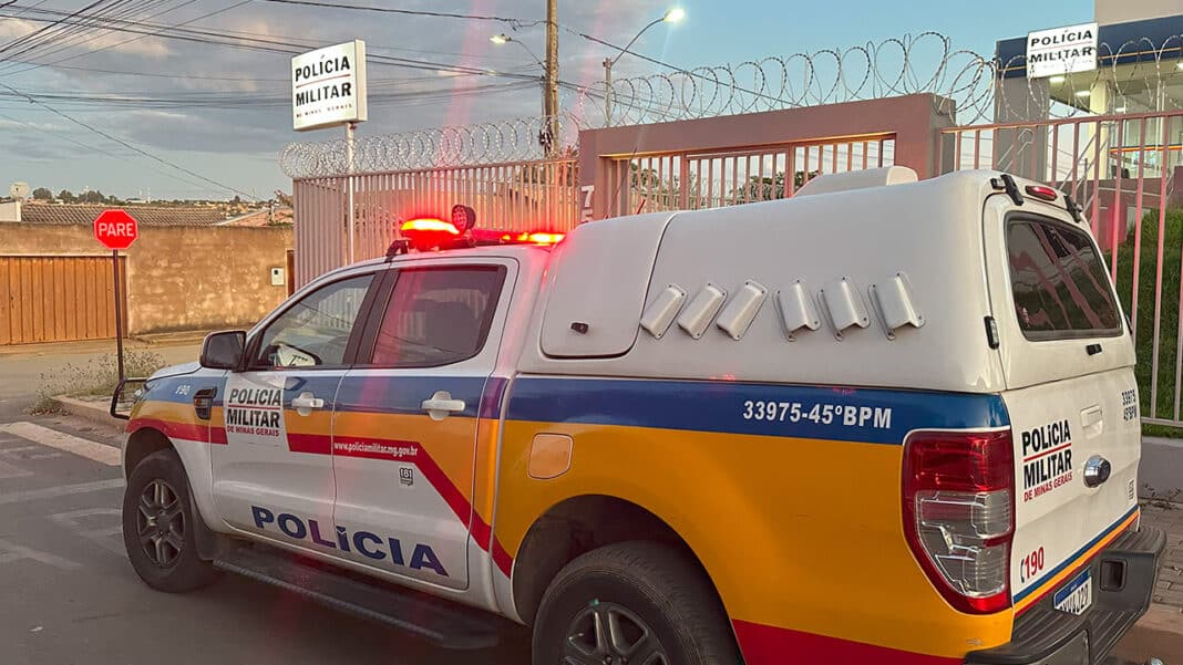 Homem em surto corre atrás de vizinho com facão, ameaça matá-lo e é internado em João Pinheiro