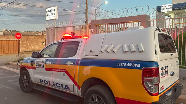 Homem em surto corre atrás de vizinho com facão, ameaça matá-lo e é internado em João Pinheiro