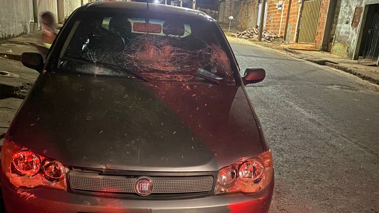 Mulher vive madrugada de terror em João Pinheiro após ex quebrar carro e ameaçar ela e a filha autista