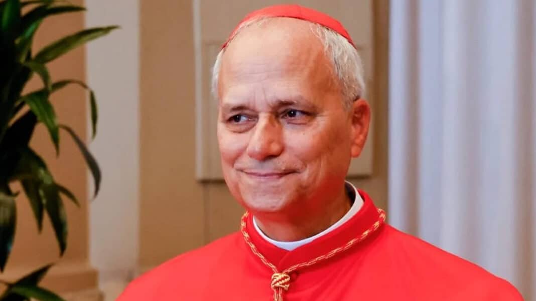 Mundo conhece novo papa: Robert Francis Prevost é eleito e escolhe o nome Leão XIV