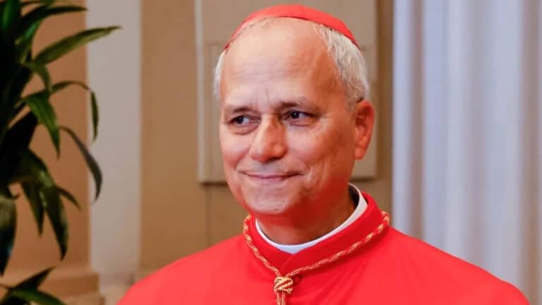Mundo conhece novo papa: Robert Francis Prevost é eleito e escolhe o nome Leão XIV