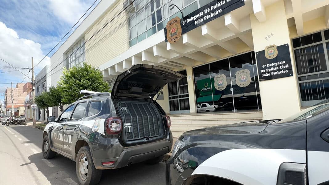 “Se for preciso, eu te mato”: homem de 40 anos é preso por ameaçar irmã dentro de casa em João Pinheiro 