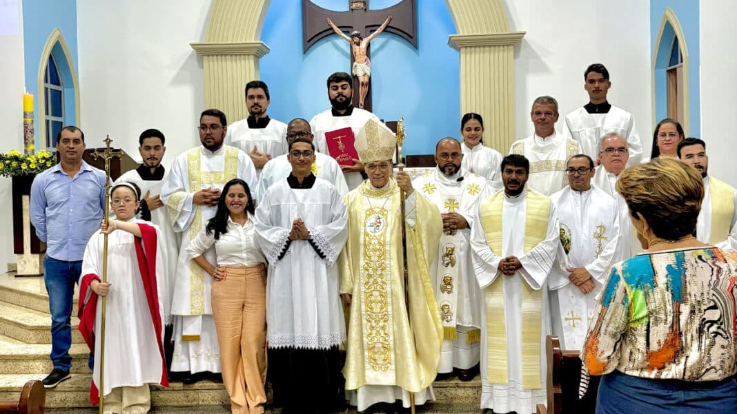 Fiéis lotam igreja para celebrar 10 anos de vida presbiteral do padre Éderson em João Pinheiro