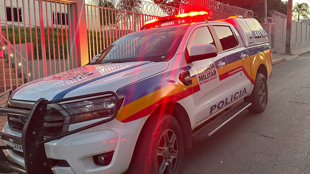 Por ciúmes, homem persegue e joga carro contra novo namorado da ex e ameaça família dela em João Pinheiro