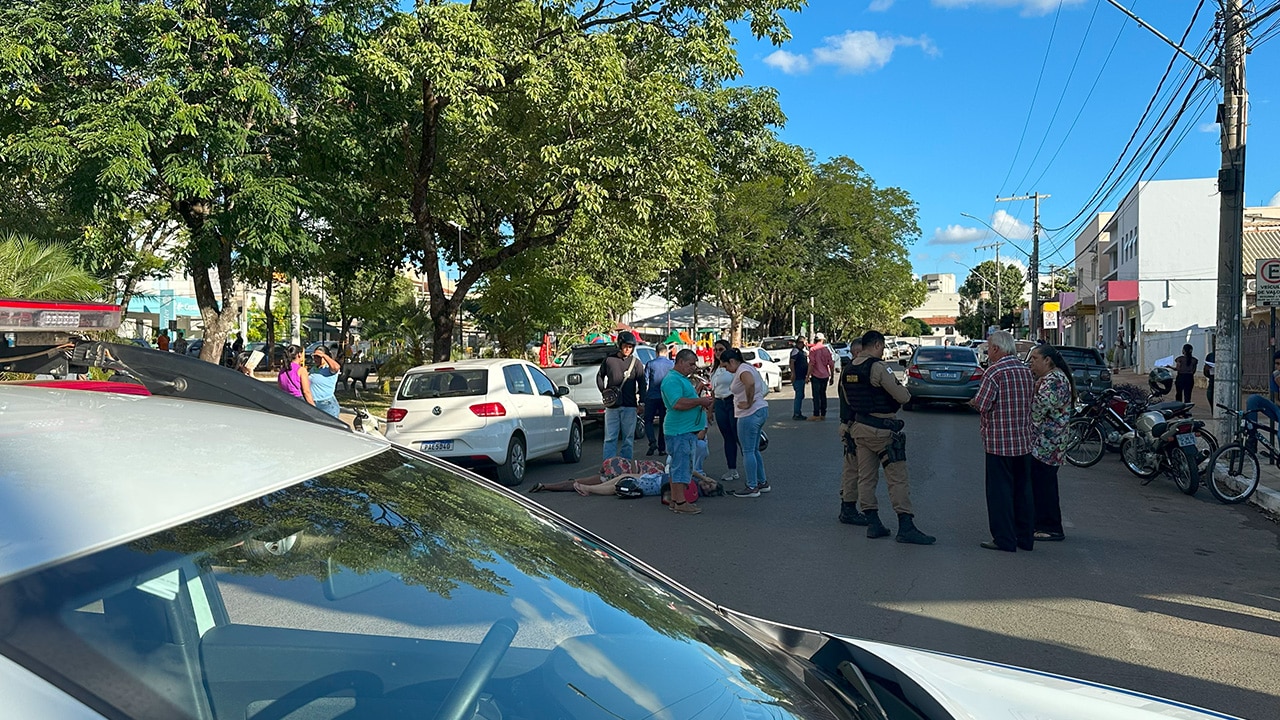 Acidente entre carro e moto deixa mulheres feridas que esperam mais de 30 minutos por socorro em João Pinheiro