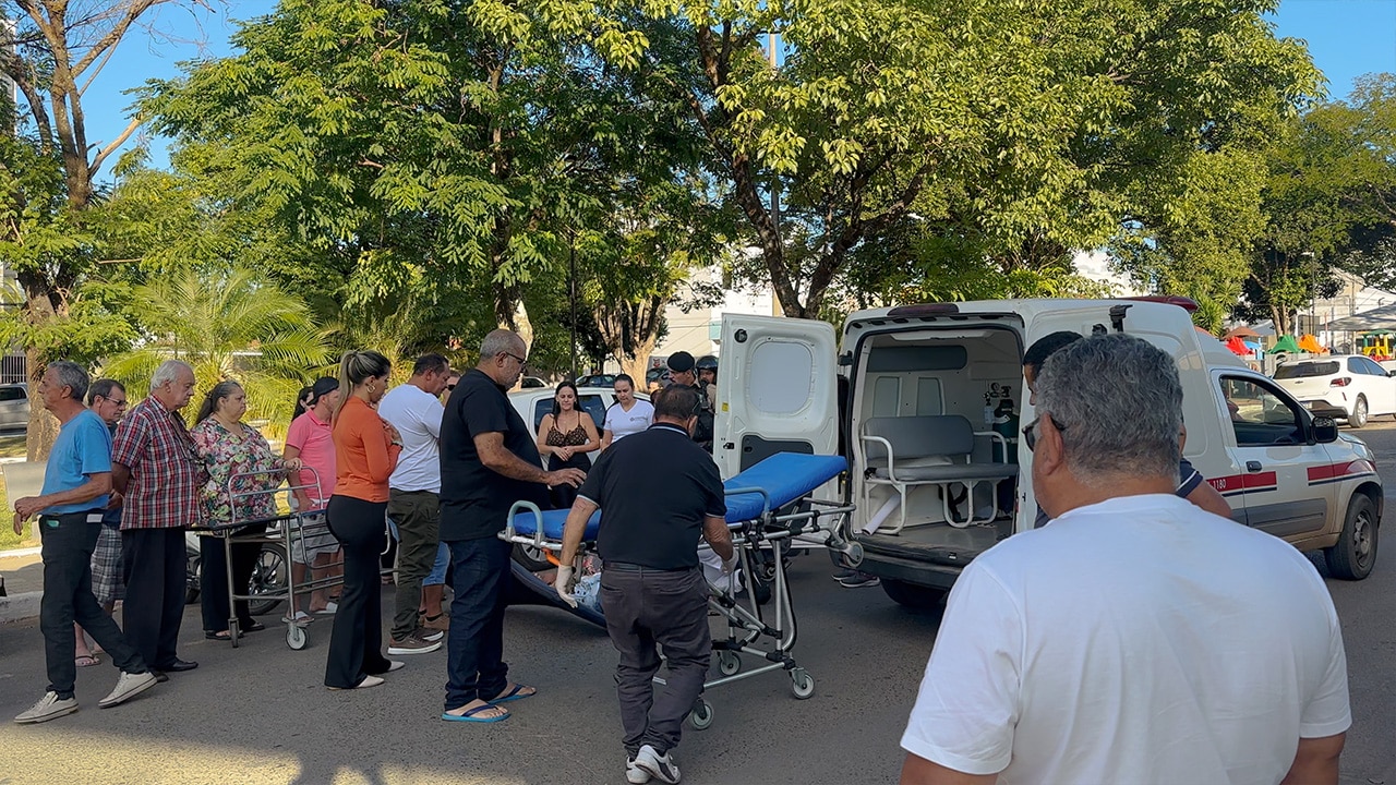 Acidente entre carro e moto deixa mulheres feridas que esperam mais de 30 minutos por socorro em João Pinheiro