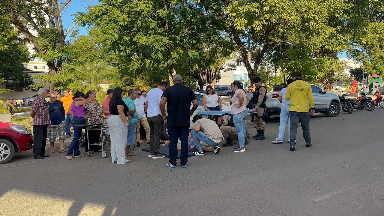 Acidente entre carro e moto deixa mulheres feridas que esperam mais de 30 minutos por socorro em João Pinheiro