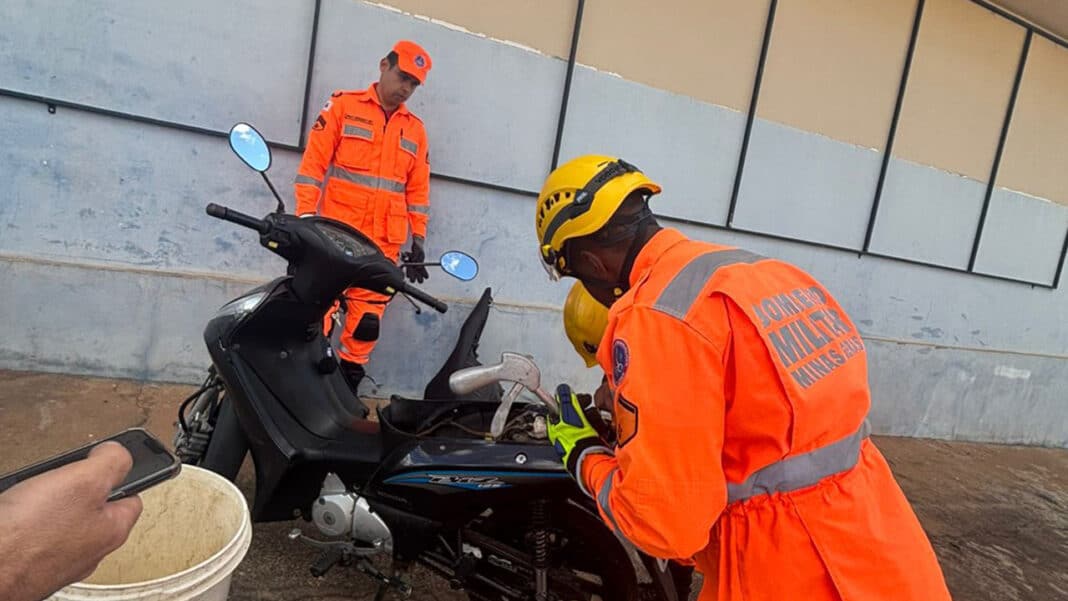 Passageira inusitada: jararaca de 50 centímetros é encontrada dentro de baú de Honda Biz em João Pinheiro