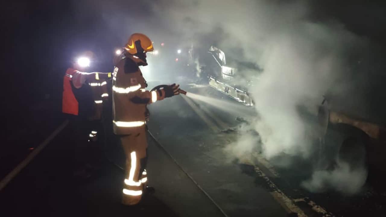 Carreta pega fogo e fica completamente destruída na rodovia MG-181, próximo a Brasilândia de Minas