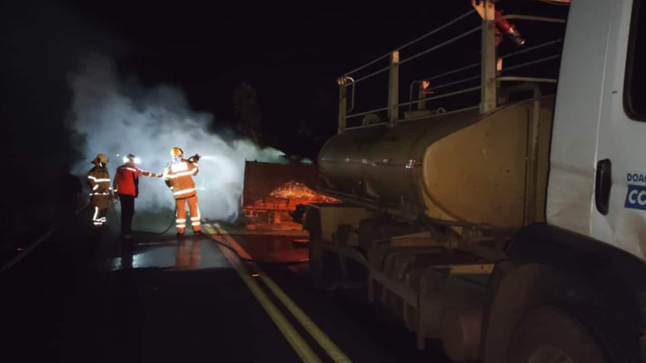 Carreta pega fogo e fica completamente destruída na rodovia MG-181, próximo a Brasilândia de Minas