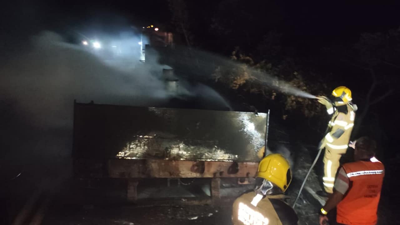 Carreta pega fogo e fica completamente destruída na rodovia MG-181, próximo a Brasilândia de Minas