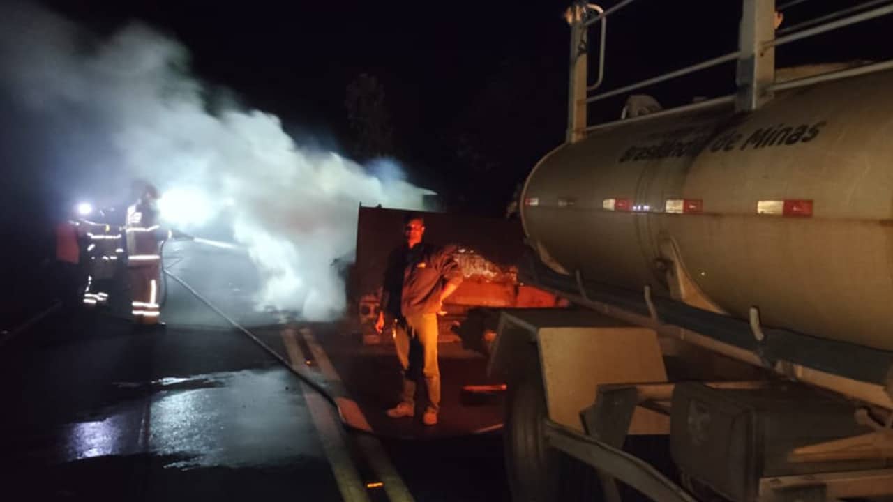 Carreta pega fogo e fica completamente destruída na rodovia MG-181, próximo a Brasilândia de Minas