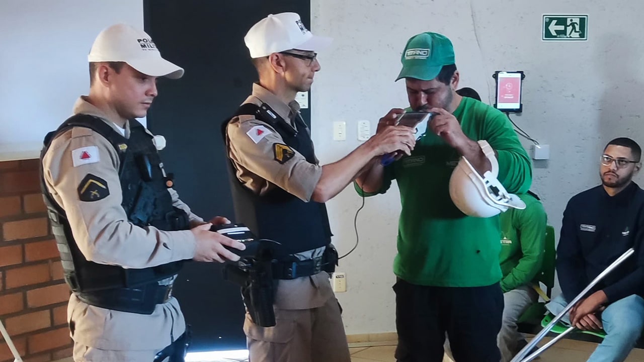 Polícia Militar Rodoviária realiza palestra do Maio Amarelo para colaboradores da METRA em João Pinheiro