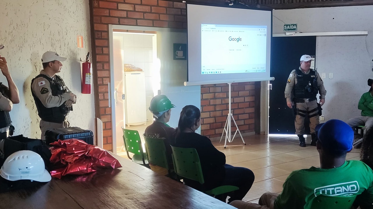 Polícia Militar Rodoviária realiza palestra do Maio Amarelo para colaboradores da METRA em João Pinheiro