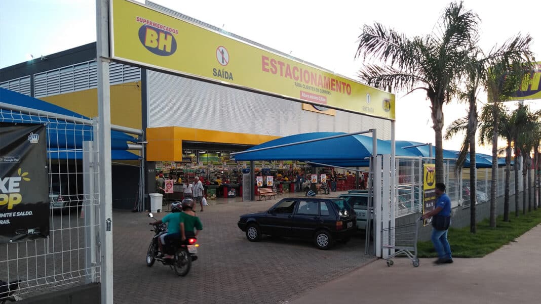 Tentativa de furto de açafrão termina com fiscal ameaçado com faca em supermercado de João Pinheiro