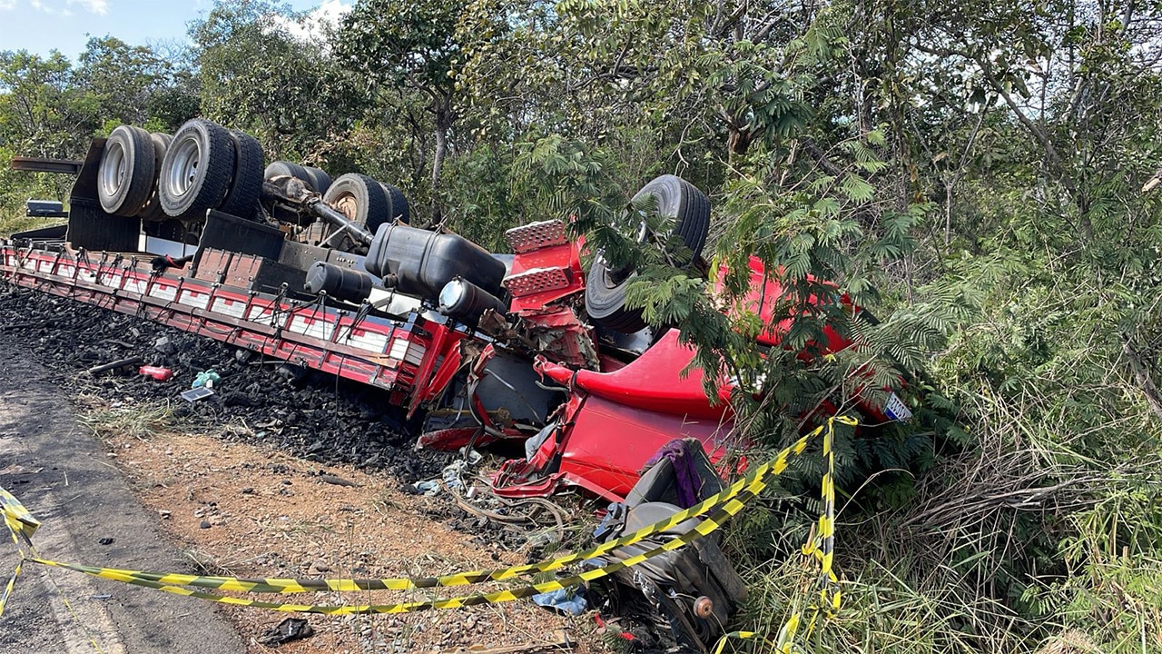 Motorista pinheirense morre após caminhão carregado com carvão capotar na MG-423, em Pitangui