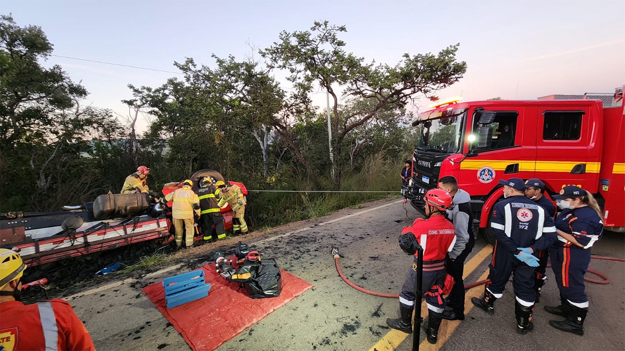 Motorista pinheirense morre após caminhão carregado com carvão capotar na MG-423, em Pitangui