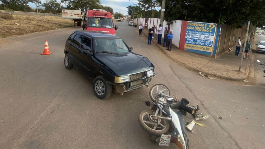 Acidente entre carro e moto no Esplanada deixa mulher gravemente ferida em João Pinheiro