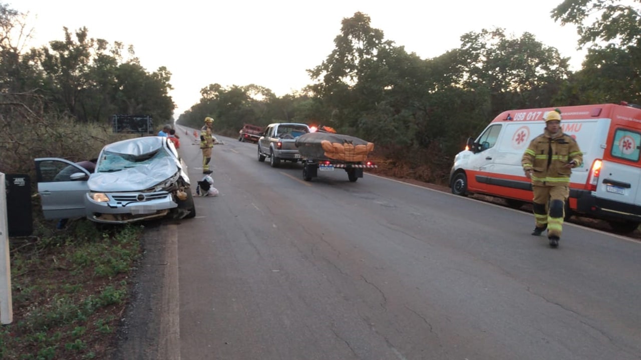 Vaca solta na MG-181 causa grave acidente e deixa três feridos em João Pinheiro