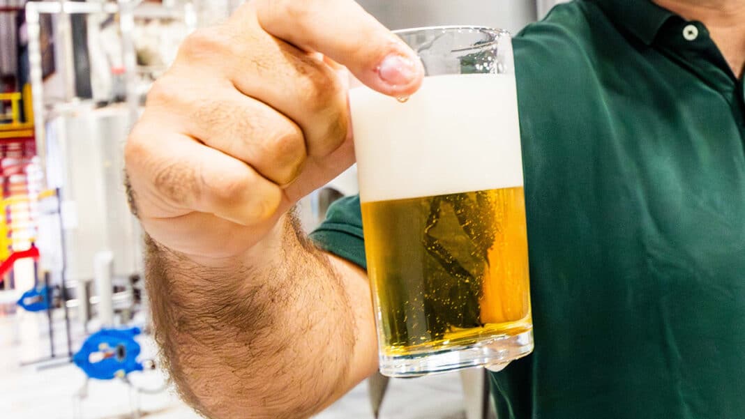 Emprego dos sonhos ou pesadelo? Ex-funcionário que bebia 4L de cerveja por dia processa Ambev e perde