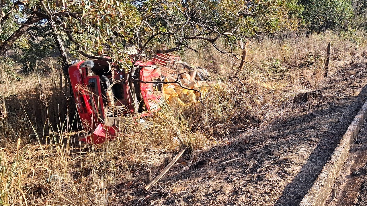 Milagre! Motorista sai ileso após caminhão carregado de milho ensacado capotar na MG-181 em João Pinheiro