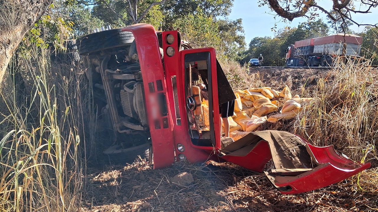 Milagre! Motorista sai ileso após caminhão carregado de milho ensacado capotar na MG-181 em João Pinheiro