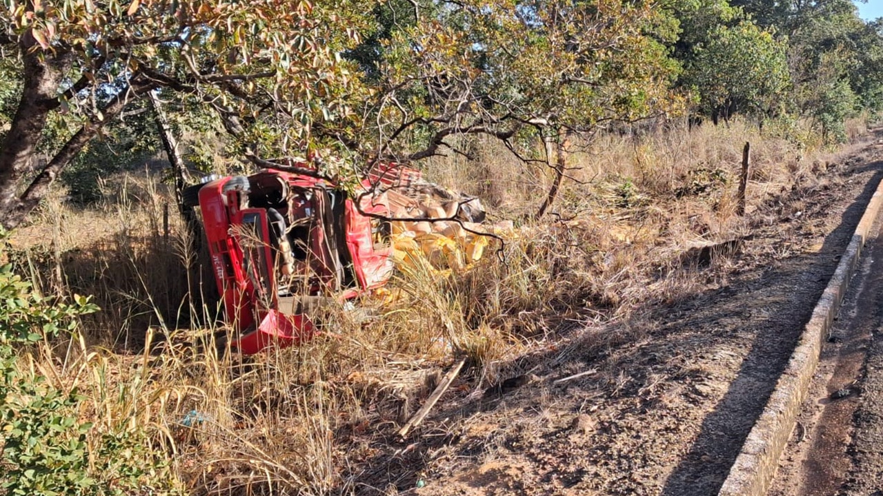 Milagre! Motorista sai ileso após caminhão carregado de milho ensacado capotar na MG-181 em João Pinheiro
