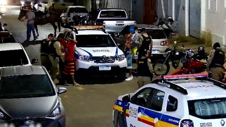 Jovens são flagrados pelo Olho Vivo usando drogas em bar e são abordados pela Polícia em João Pinheiro
