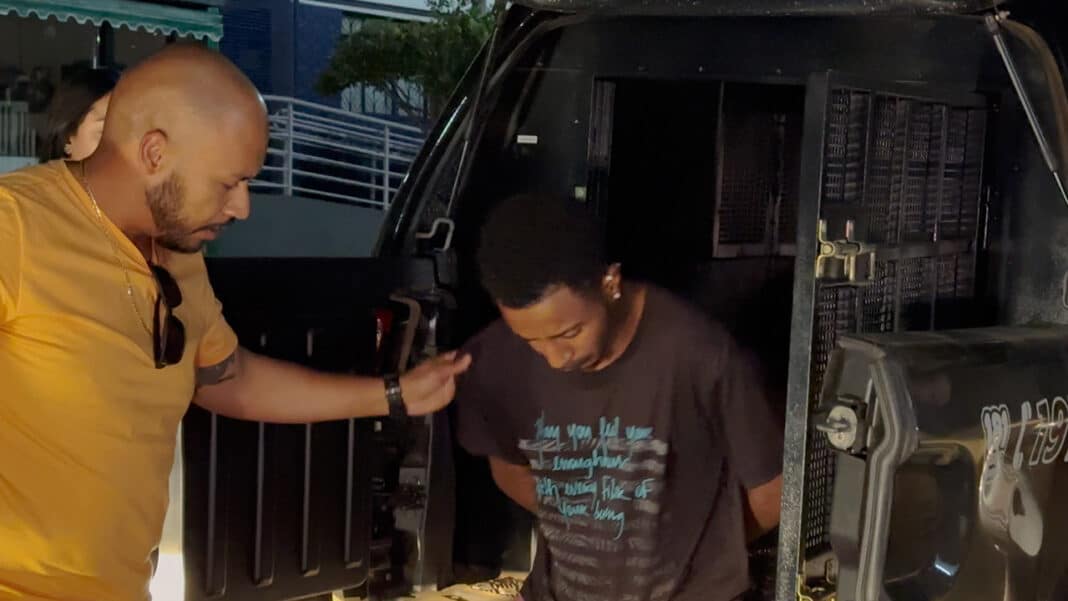 AGORA: suspeito de matar jovem e esconder corpo por 47 dias em mata de Brasilândia de Minas chega à delegacia