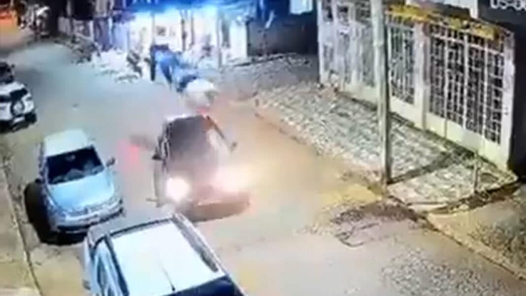 Cavalo “desembestado” voa sobre carro em acidente impressionante; veja o vídeo