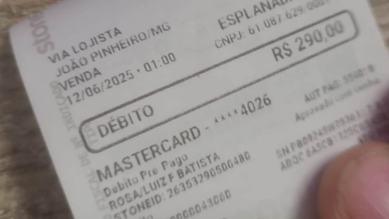 Veja o momento em que estelionatário troca maquininha de cartão para aplicar golpe em hotel de João Pinheiro
