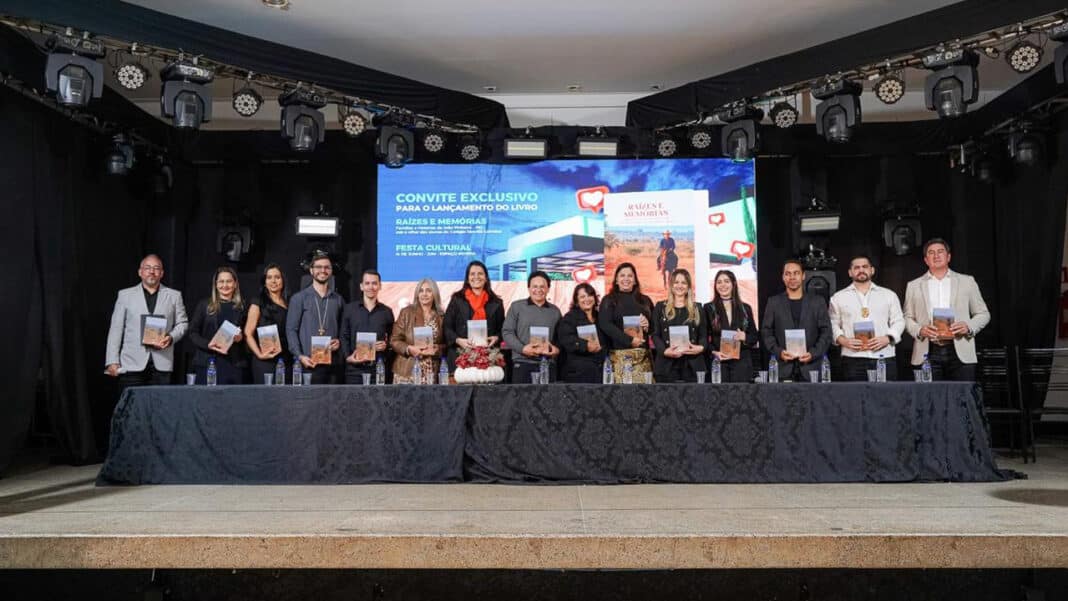 Orgulho pinheirense! Alunos do CDC lançam livro que conta a história das famílias de João Pinheiro