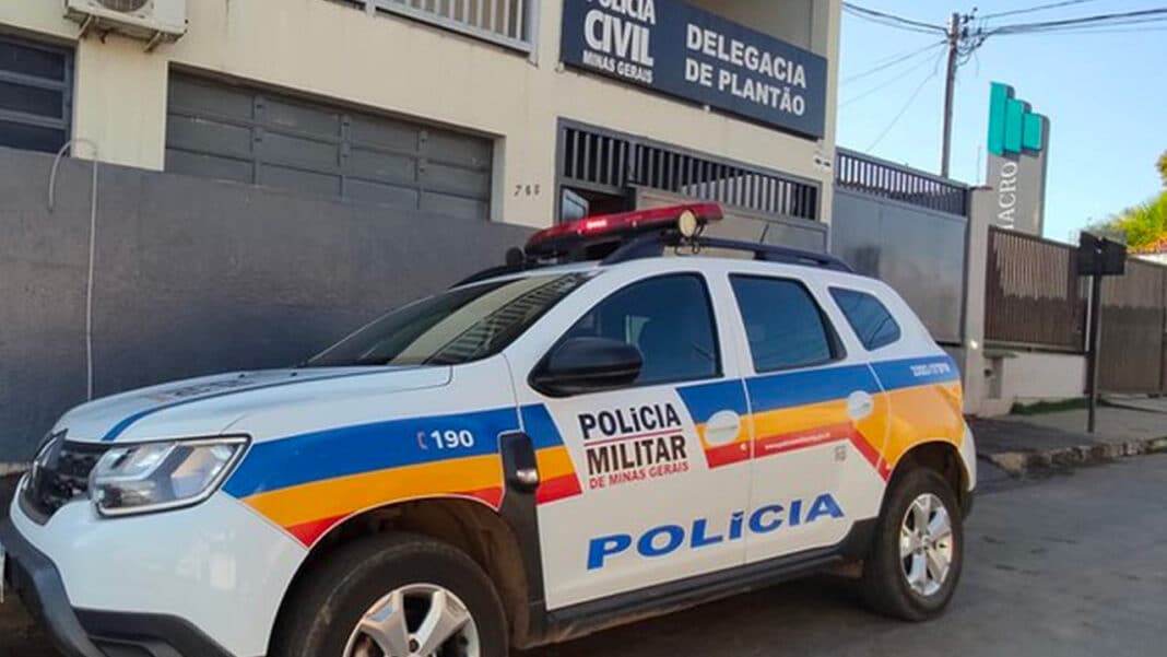 Homem sobe no muro para espiar esposa do vizinho e confusão termina na delegacia em Patos de Minas