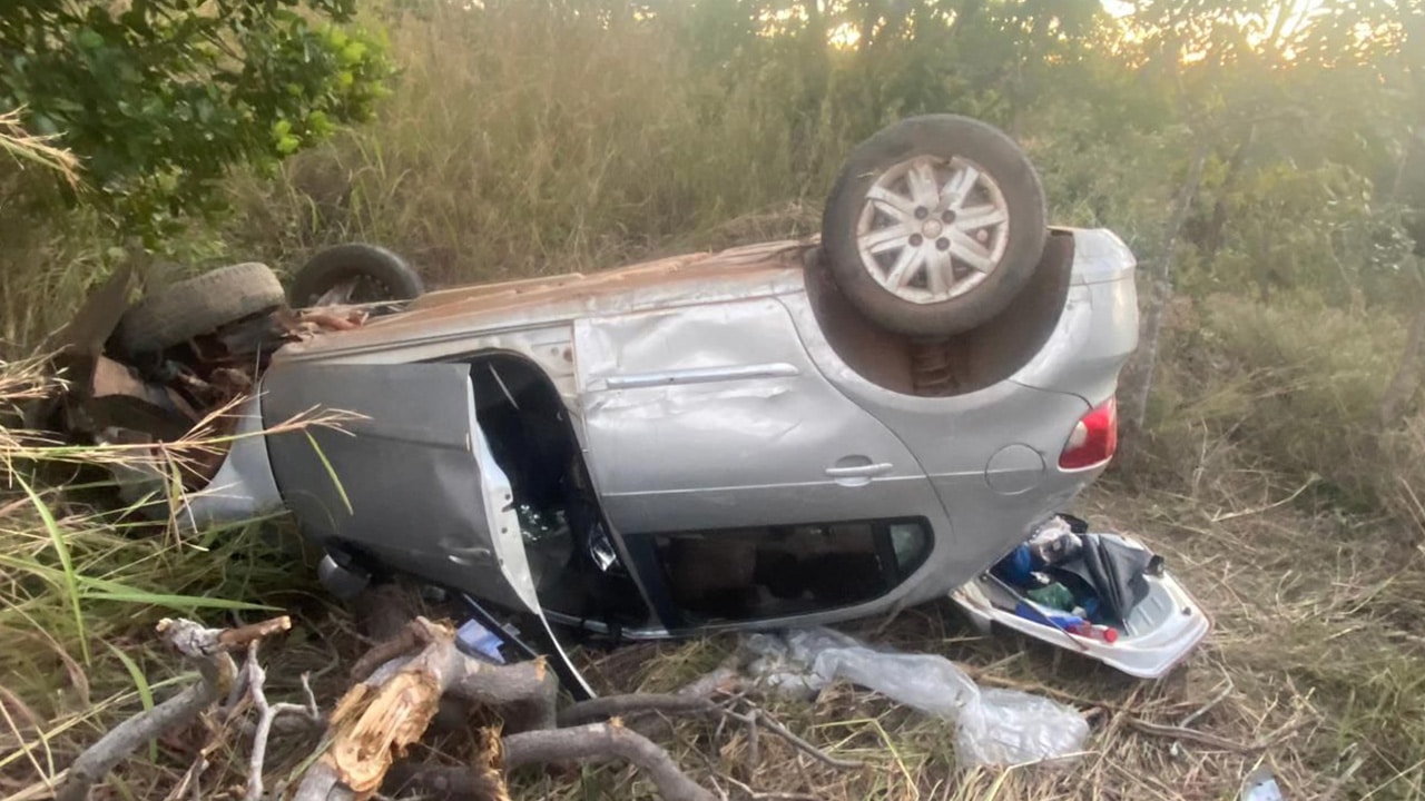 Mulher cochila ao volante, perde controle e capota carro na MG-181, em Bonfinópolis de Minas