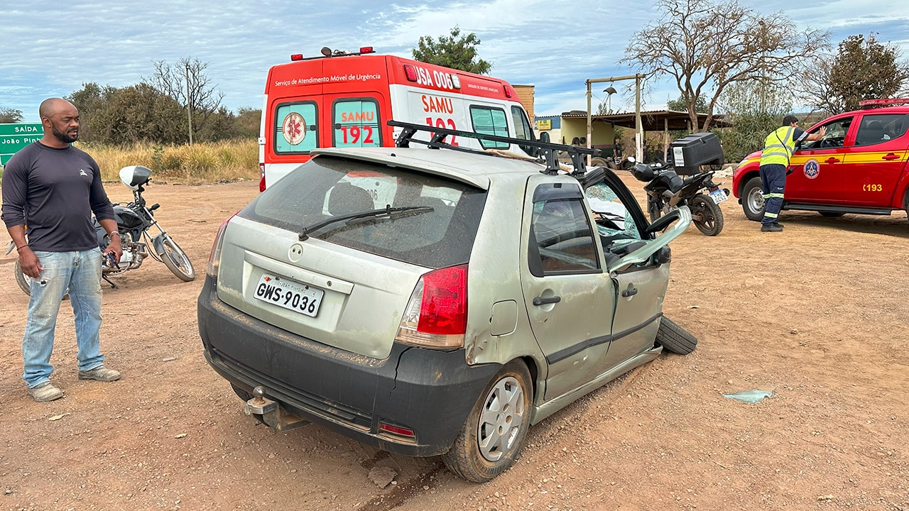 Motorista é atingido em cheio por carreta após cruzar repentinamente a BR-040 em João Pinheiro