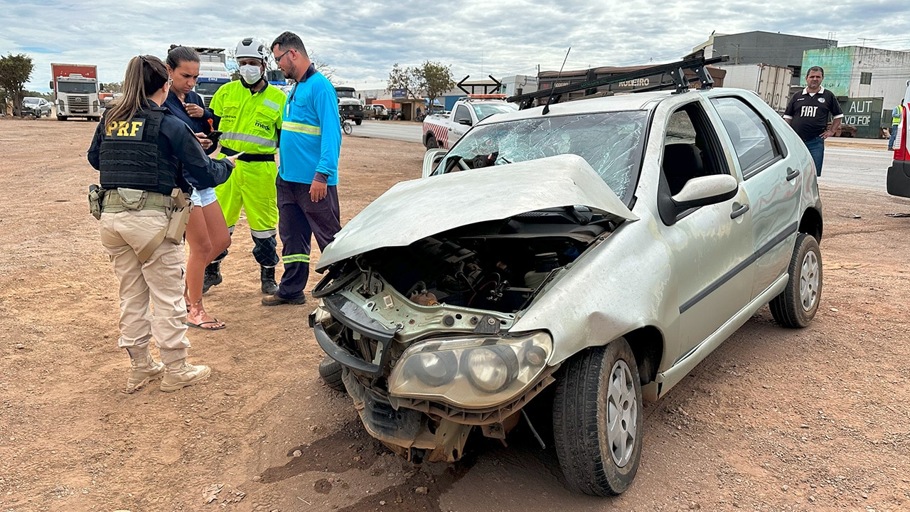 Motorista é atingido em cheio por carreta após cruzar repentinamente a BR-040 em João Pinheiro
