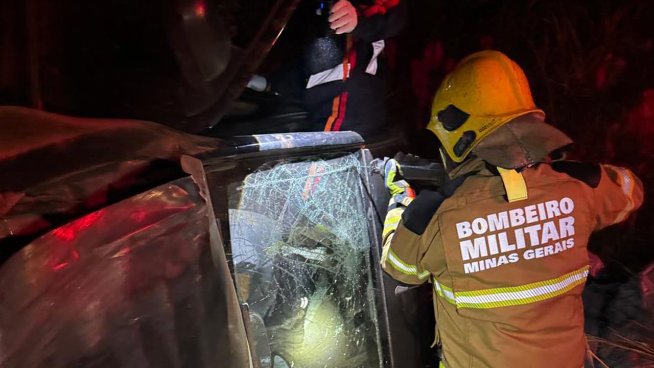 Motorista fica preso às ferragens após capotar carro na MG-410, em Lagoa Grande