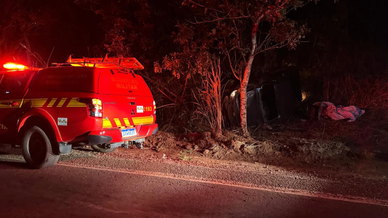 Motorista fica preso às ferragens após capotar carro na MG-410, em Lagoa Grande