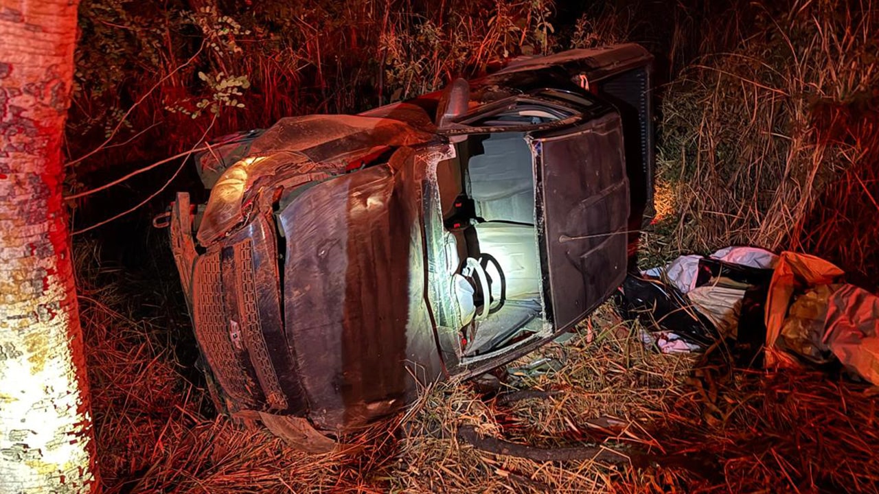 Motorista fica preso às ferragens após capotar carro na MG-410, em Lagoa Grande
