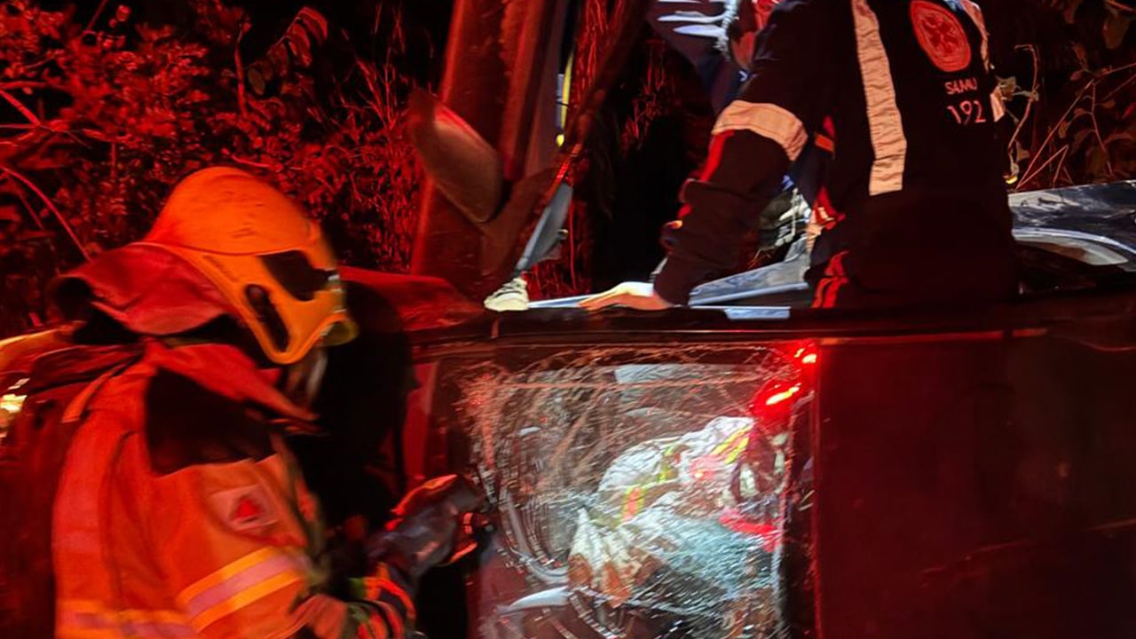 Motorista fica preso às ferragens após capotar carro na MG-410, em Lagoa Grande
