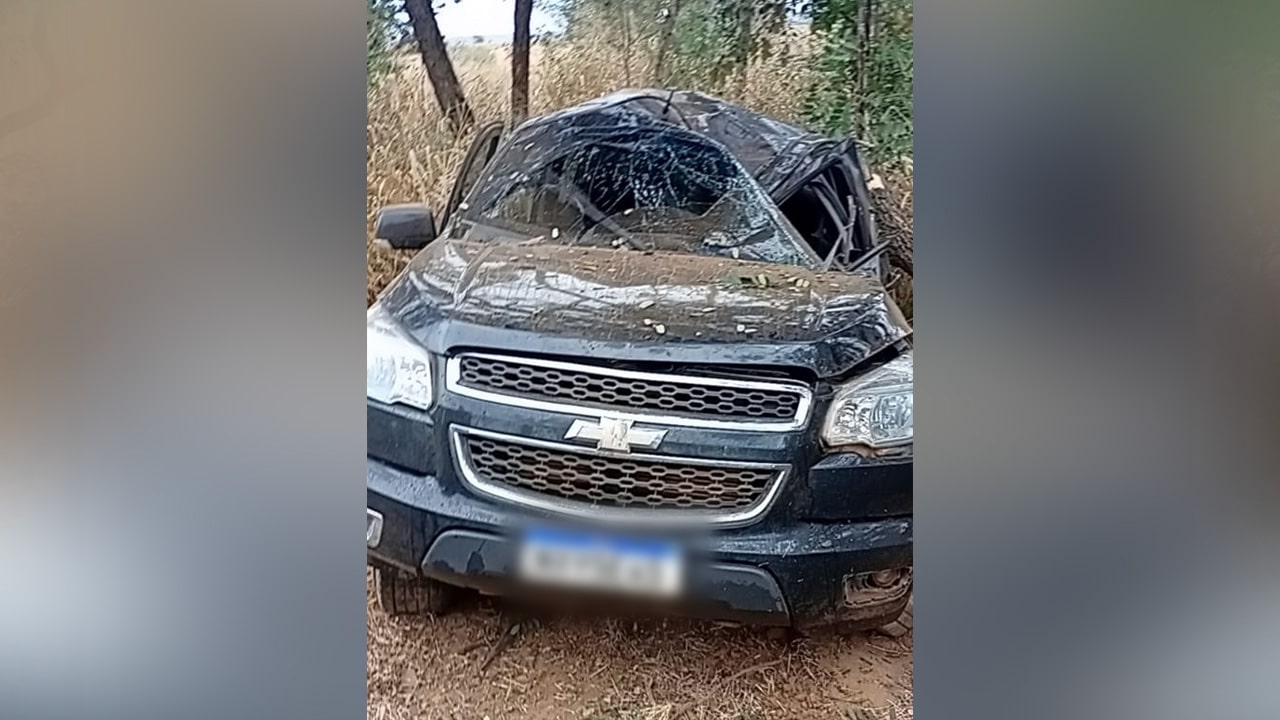 Motorista desvia de carro na contramão, sai da pista e bate em árvore na BR-040 em João Pinheiro; dois ficam feridos