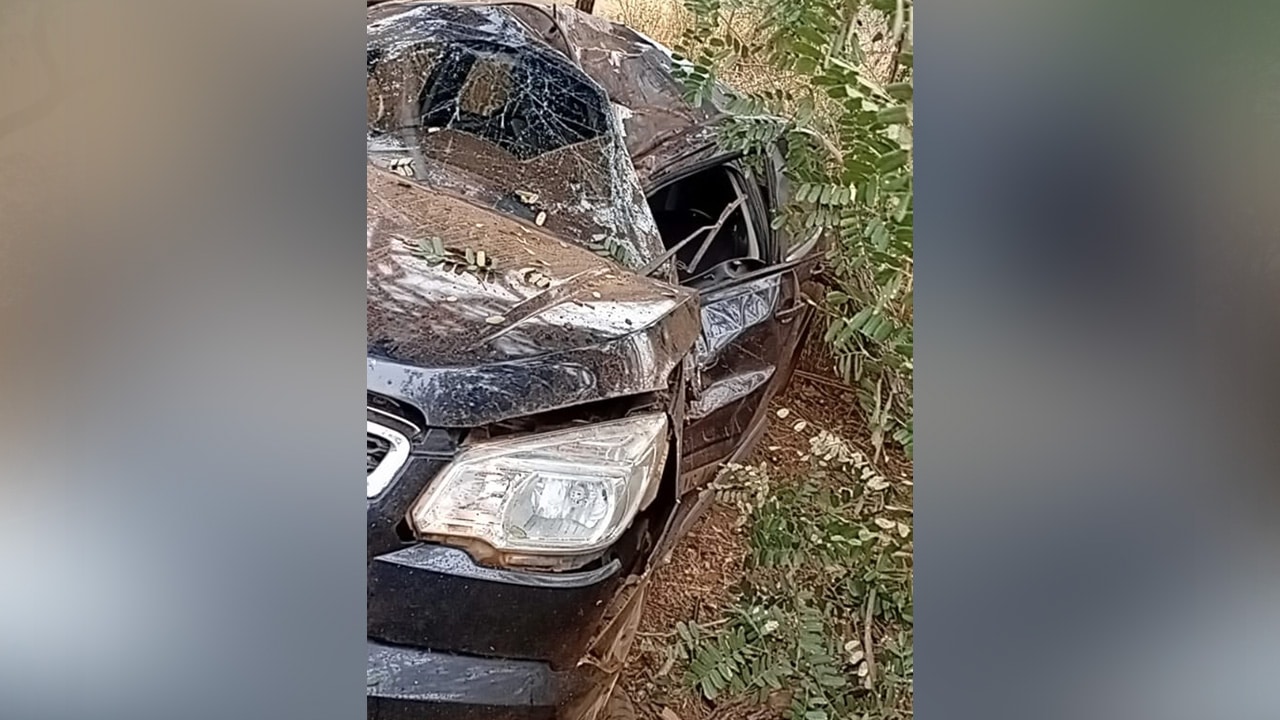 Motorista desvia de carro na contramão, sai da pista e bate em árvore na BR-040 em João Pinheiro; dois ficam feridos