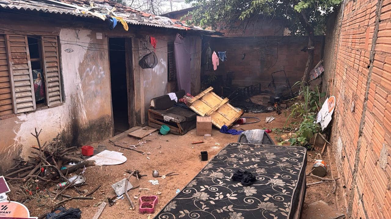 Sem dinheiro para comprar gás, mulher usa fogão a lenha e casa pega fogo em João Pinheiro