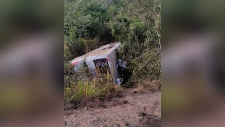 Ônibus cai em ribanceira na BR-365 e deixa vários feridos entre Luizlândia do Oeste (JK) e São Gonçalo do Abaeté