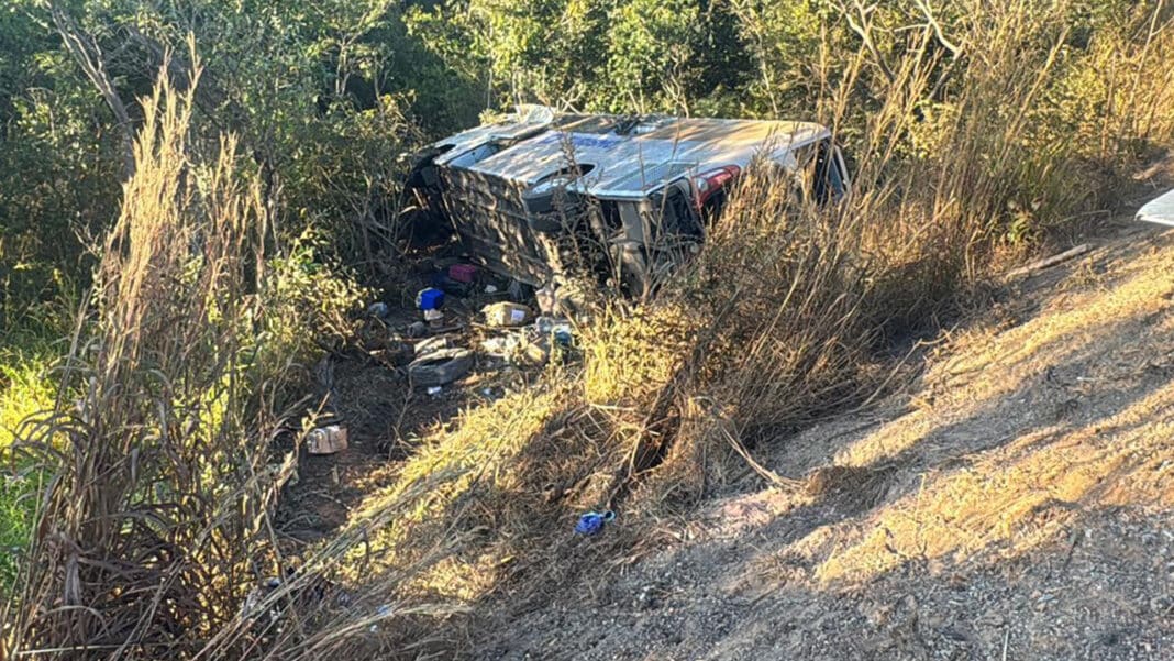 Ônibus que saiu da Bahia para São Paulo cai em ribanceira na BR-365 em João Pinheiro e deixa ao menos 9 feridos