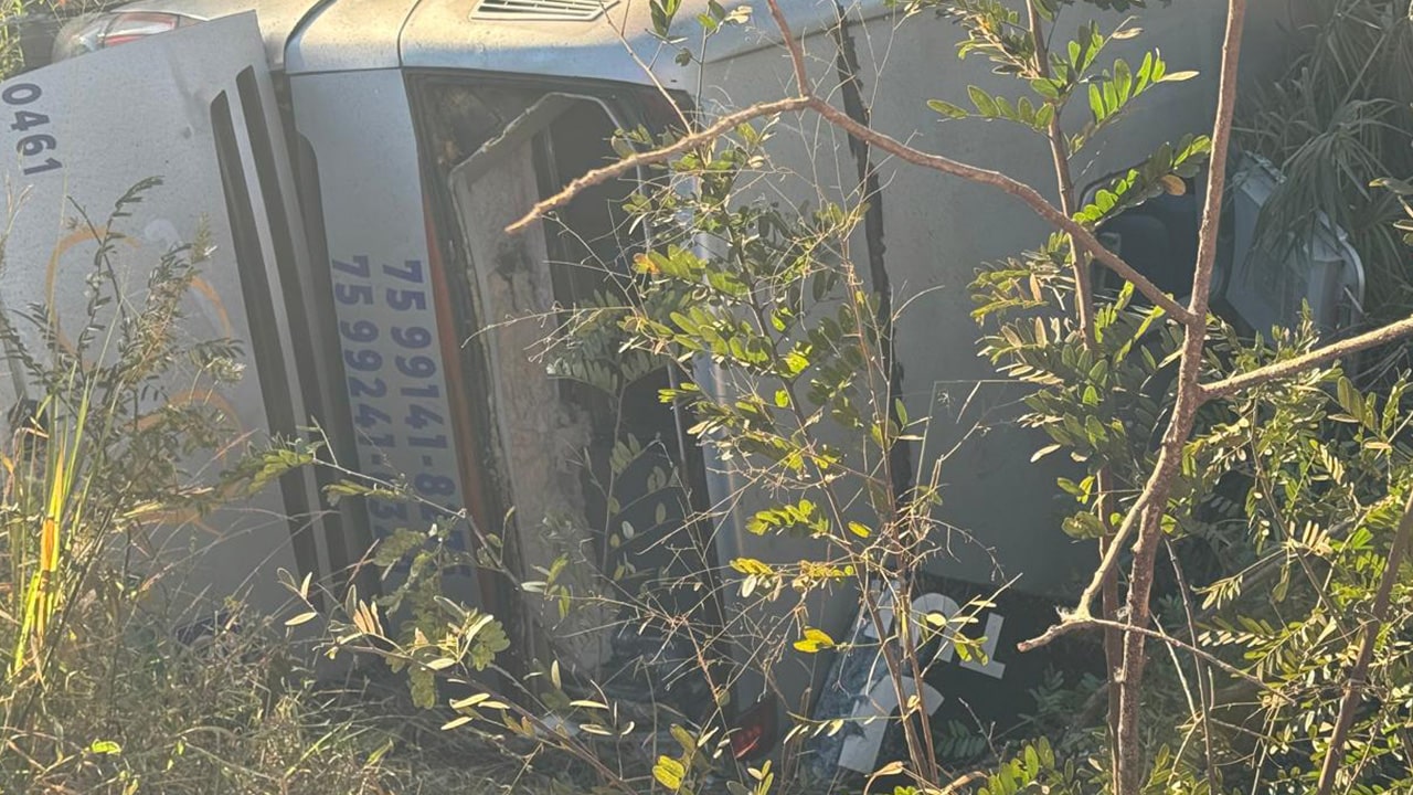 Ônibus que saiu da Bahia para São Paulo cai em ribanceira na BR-365 em João Pinheiro e deixa ao menos 9 feridos