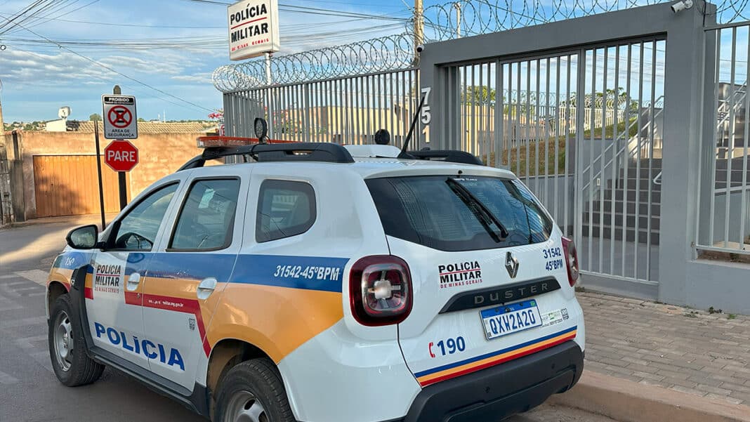Criança bate no portão da vizinha e provoca briga entre mulheres no Cais, em João Pinheiro