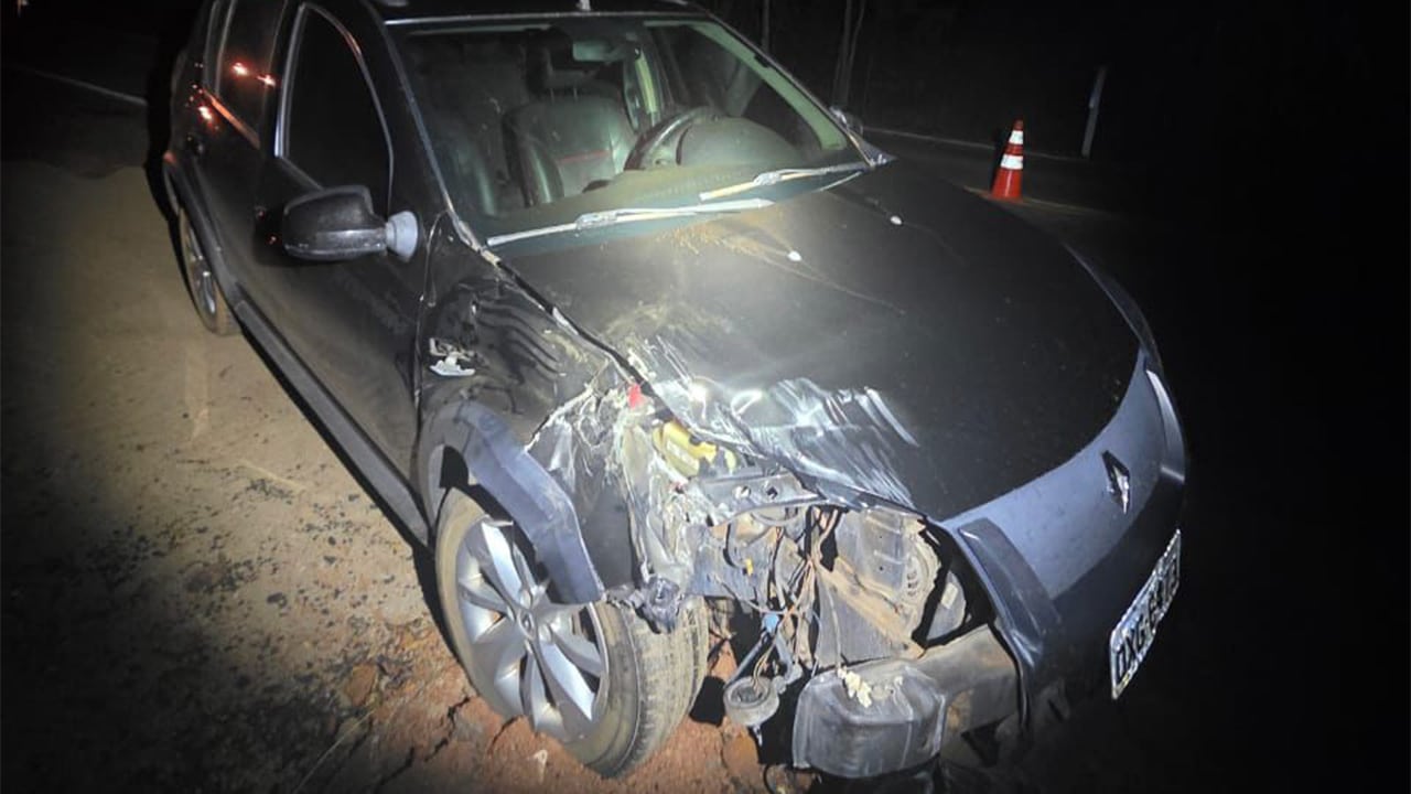 Casal de idosos morre após moto ser atingida por carro na MG-181, em Bonfinópolis de Minas