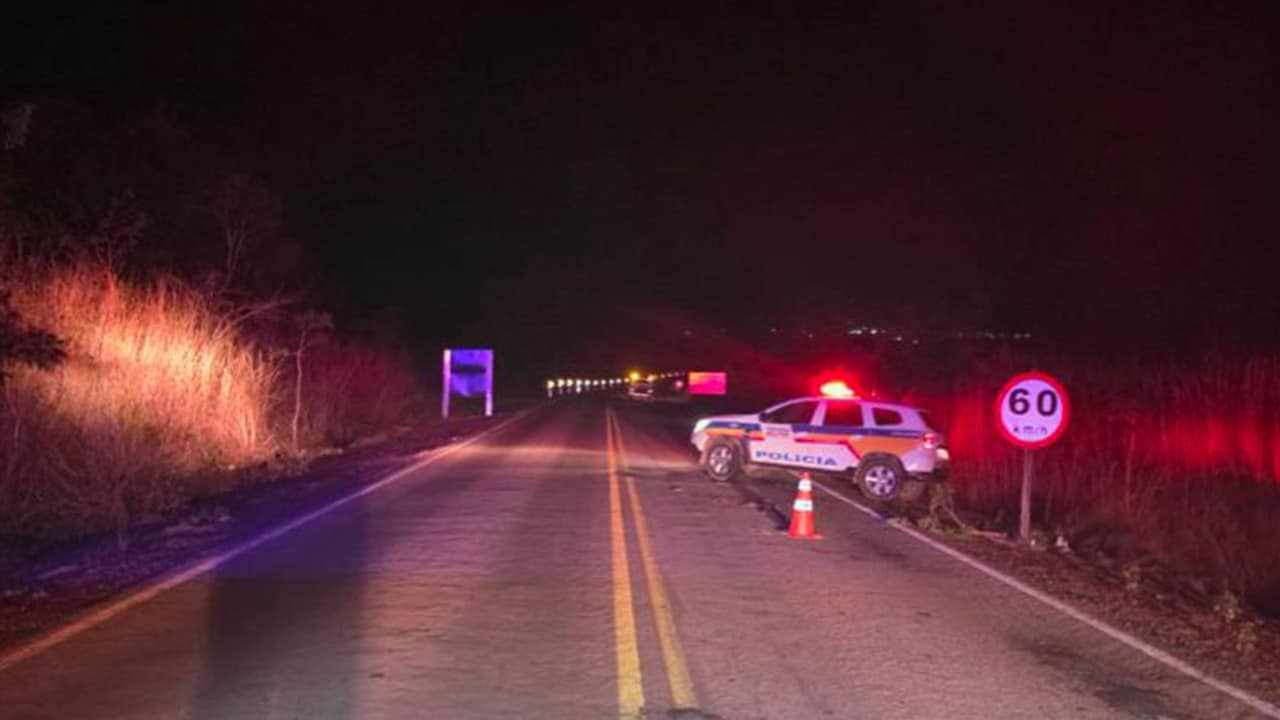 Casal de idosos morre após moto ser atingida por carro na MG-181, em Bonfinópolis de Minas
